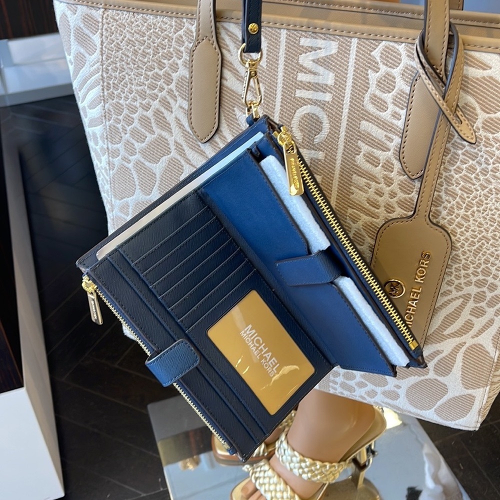 MICHAEL KORS LARGE DOUBLE ZIP WRISTLET WALLET PHONE CASE 
Navy NWT - Picture 5 of 16